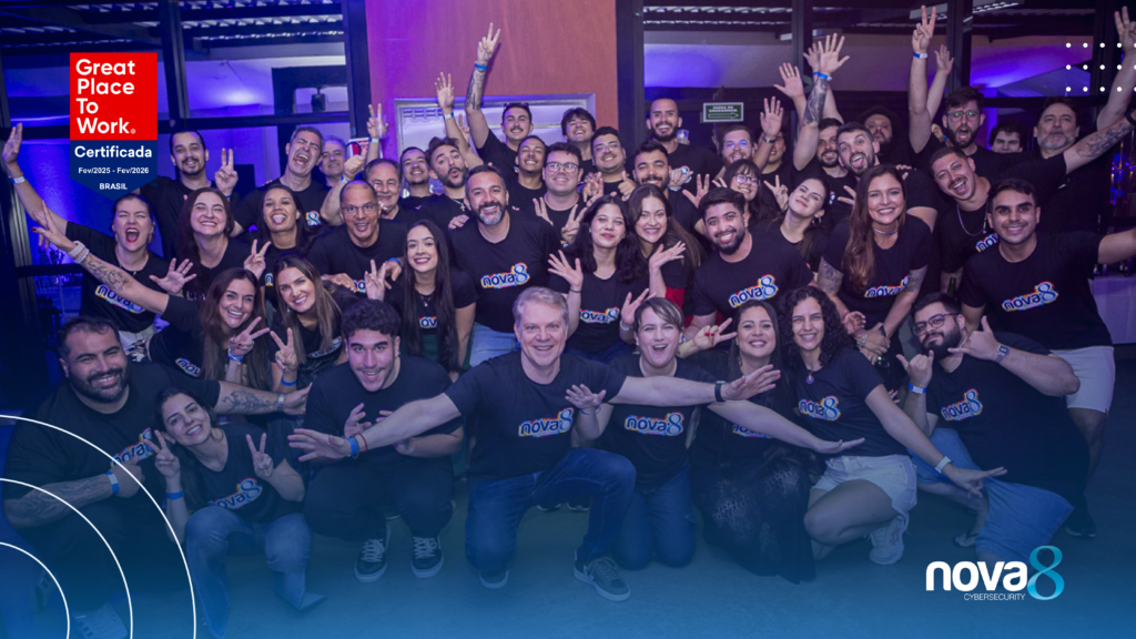 Time Nova8 reunido e comemorando a certificação Great Place to Work (GPTW), todos sorrindo e vestindo camisetas com o logo Nova8.